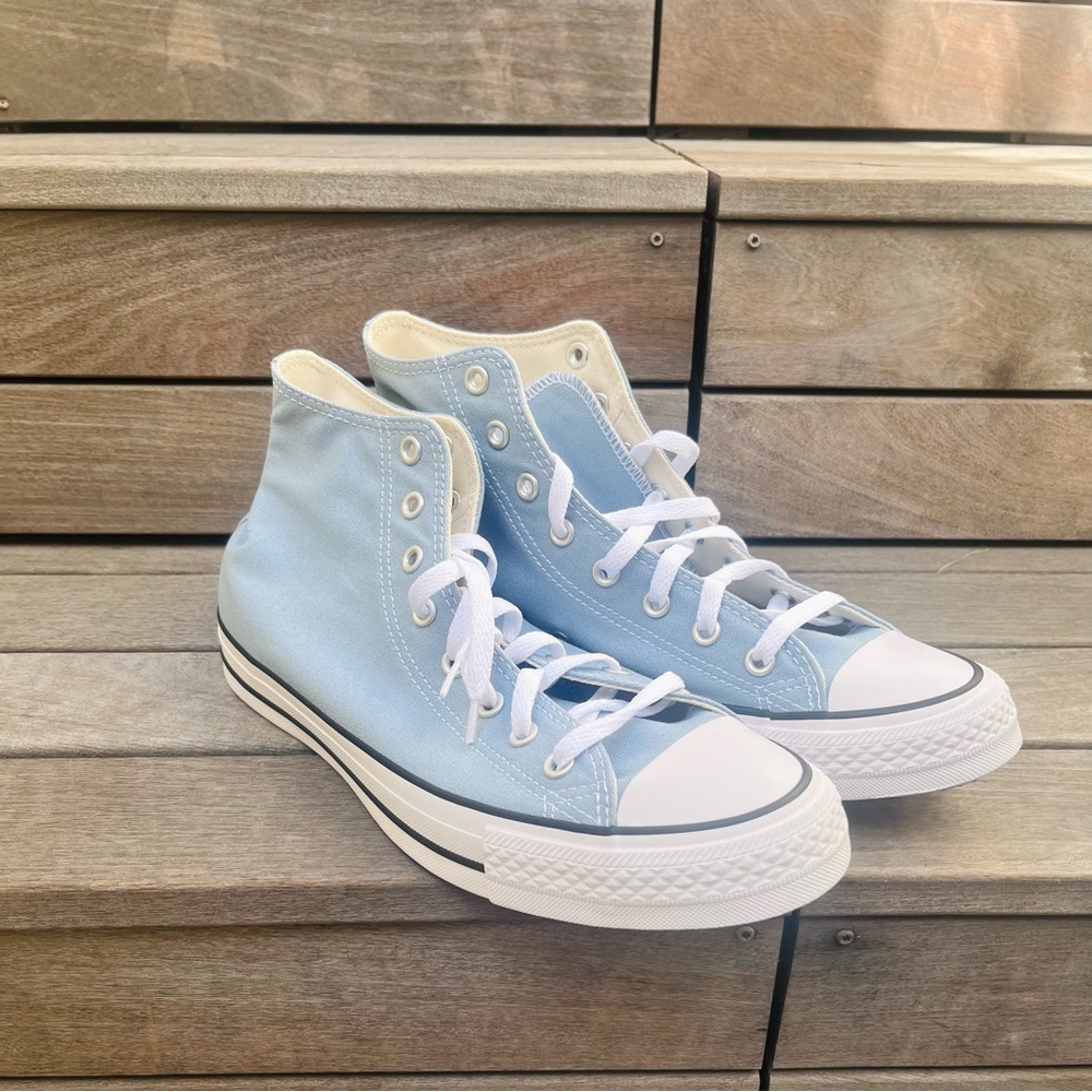 Light blue men’s converse in size 11!